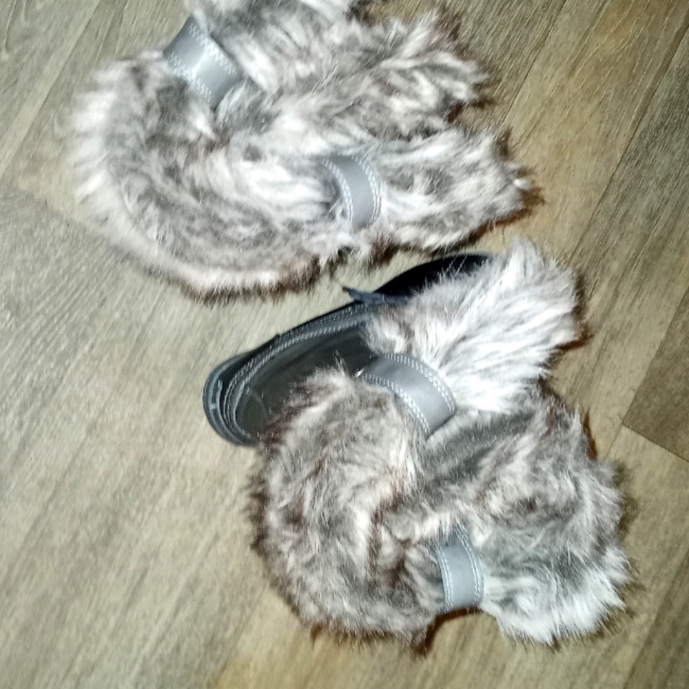 I have some London fog rain boots wore once  size 7 grey with fur